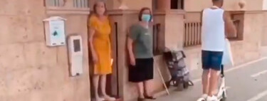 Un paso de cebra en la puerta de su casa, o la 'solución' del Ayuntamiento a un carril bici que impide a estas señoras salir sin que se las lleven por delante