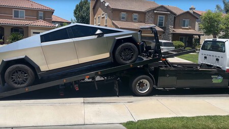Tesla Cybertruck averiada