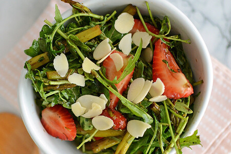 Ensalada de fresas con espárragos. Receta