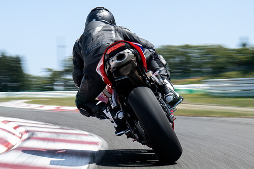 El freno trasero tiene divididos a los moteros, pero hay un truco infalible que muchos ignoran y otros desprestigian