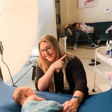 Padres recientes en estado puro: ambos se quedan dormidos durante la sesión de fotos de su bebé recién nacido