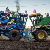 Hemos alucinado con nuestro nuevo deporte de motor favorito: cosechadoras luchando a muerte por la supervivencia
