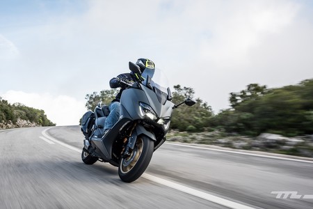 Probamos el nuevo Yamaha TMAX: mejores prestaciones y los cambios justos para seguir gobernando a los scooter