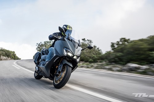 Probamos el nuevo Yamaha TMAX: mejores prestaciones y los cambios justos para seguir gobernando a los scooter