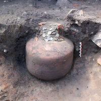 Arqueólogos desenterraron en Francia una vasija llena de decenas de miles de monedas romanas de hace 1,800 años 