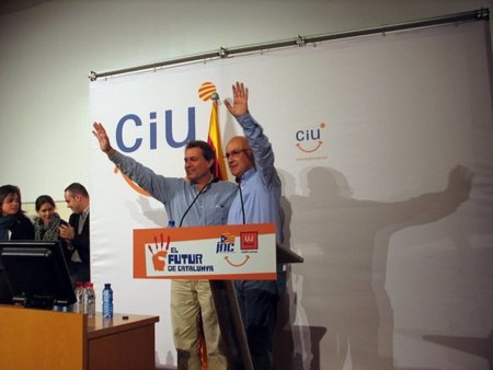 El País: "Se trata de parar un motín en Internet con la ayuda de CiU"