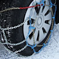 Cómo poner las cadenas al coche por si la DGT te las pide para conducir con nieve