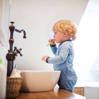 Cómo decorar y organizar el cuarto de baño para fomentar la autonomía de los niños en su aseo diario 
