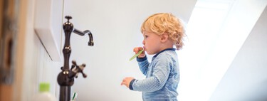 Cómo decorar y organizar el cuarto de baño para fomentar la autonomía de los niños en su aseo diario 