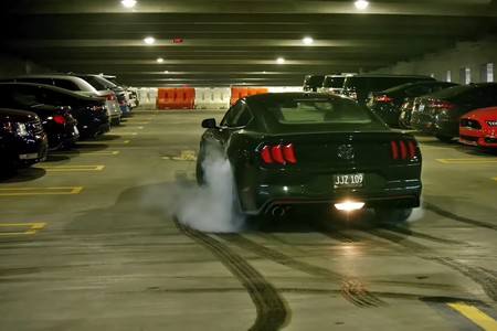 Con esta persecución brillante el Ford Mustang Bullitt le rinde homenaje a su abuelo