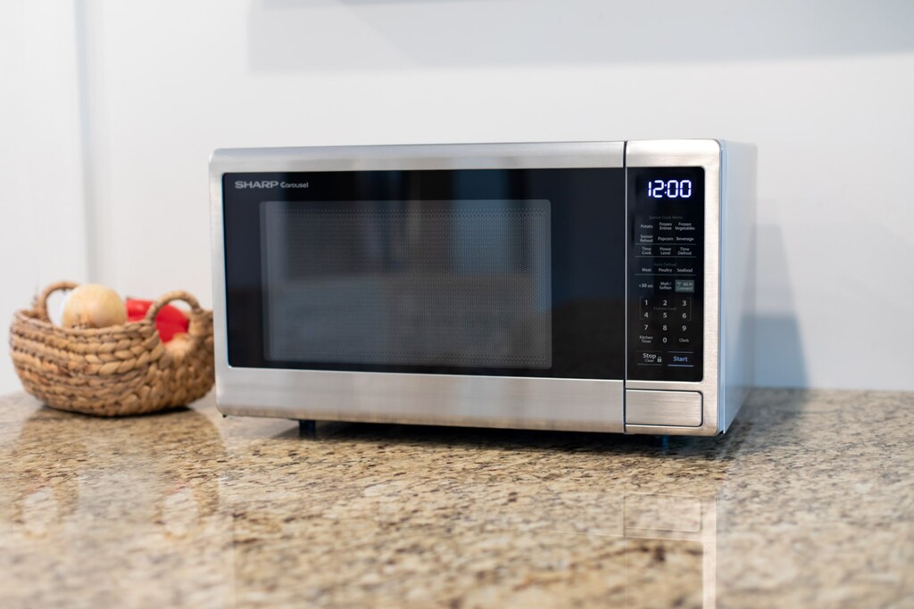 Sharp anuncia nuevos microondas con WiFi y Alexa para cocinar dando órdenes con la voz
