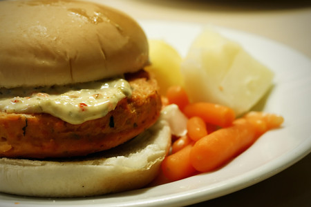 Hamburguesas de salmón hechas de algas y hongos