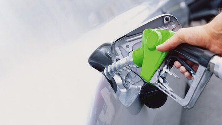 Coche repostando combustible