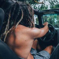 Multas por ir sin camiseta o beber agua. Qué dice la DGT sobre cómo conducimos con el calor del verano
