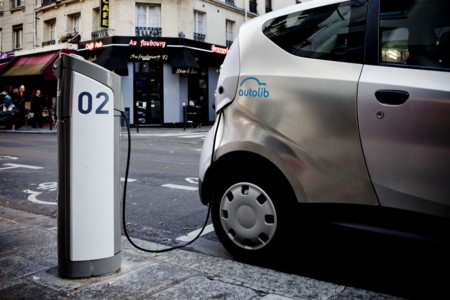 Autolib sufre la ira de los manifestantes parisinos con más de 45 coches eléctricos quemados