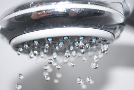 Aprovechar el agua de la ducha para estirar y relajarnos