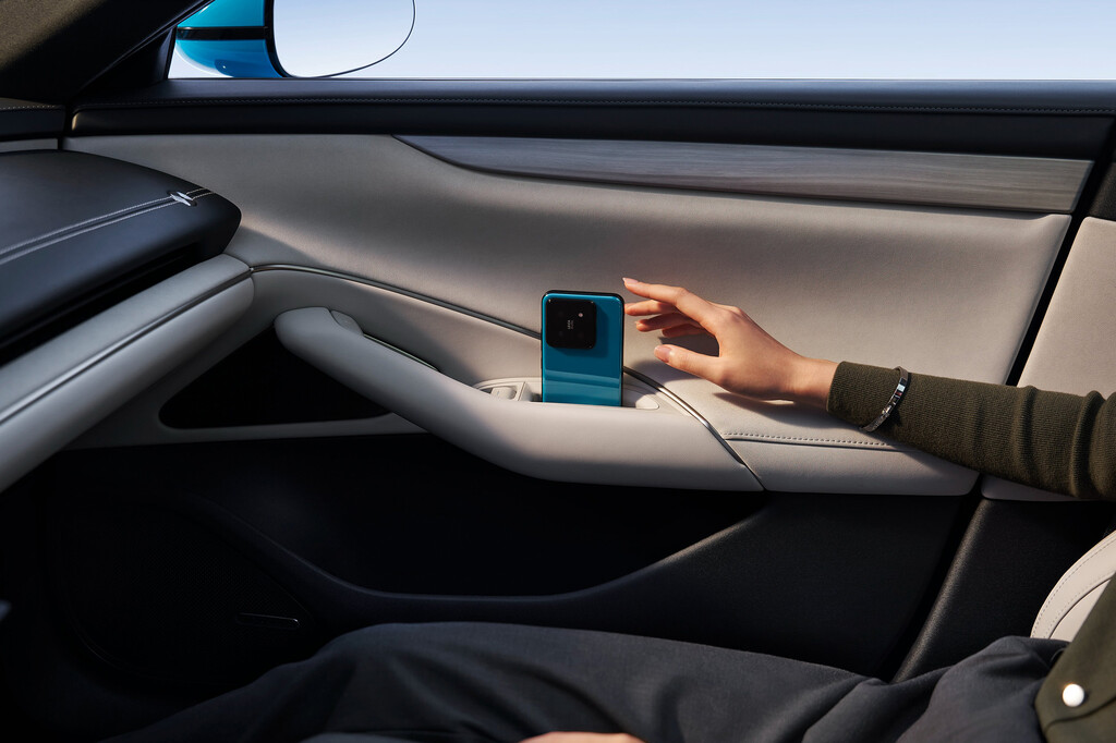 Gracias, Xiaomi: han inventado la solución para no marearte en el coche cuando vas mirando el móvil 