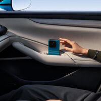 Gracias, Xiaomi: han inventado la solución para no marearte en el coche cuando vas mirando el móvil 