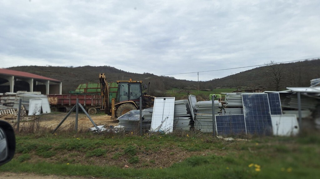 La basura solar llega a España: 3.000 euros de multa por ocultar placas solares y tenerlas enterradas en su terreno