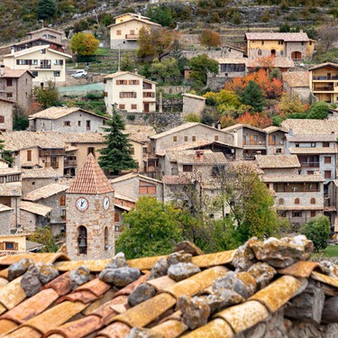 El pueblo que inspiró a Picasso, ideal para recorrer en bicicleta: calles de piedra, un castillo del siglo XI y montañas de película 