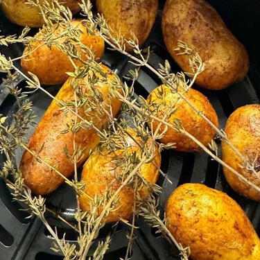 Estos son los mejores condimentos para sazonar tus verduras en la freidora de aire: estarán listas en 20 minutos