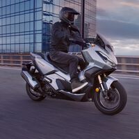 El Honda ADV350 ya tiene precio: un scooter con tres colores y buen equipamiento de serie, por 6.250 euros