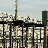 España está construyendo gigantes que no producen electricidad. Su misión es evitar que la red vuelva a colapsar 