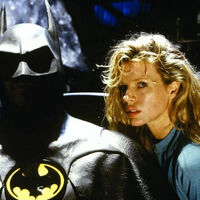Pausa Batman de Tim Burton en el minuto 68 con 56 segundos, verás a Kim Basinger tirar sus zapatos sin demasiada lógica. Tiene su explicación 