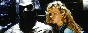 Para el Batman de Michael  Keaton en el minuto 68 con 56 segundos, verás a Kim Basinger tirar sus zapatos. Tiene más explicación de la que se ve a simple vista