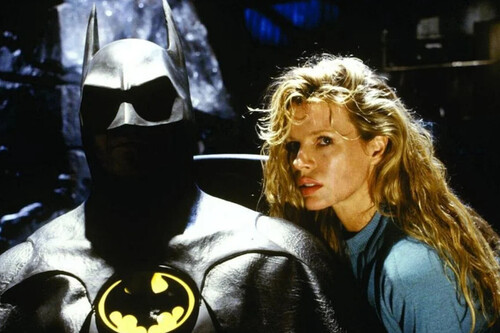 Para el Batman de Michael  Keaton en el minuto 68 con 56 segundos, verás a Kim Basinger tirar sus zapatos. Tiene más explicación de la que se ve a simple vista