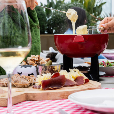 Sin salir de Barcelona: fondue suiza y vinos del Empordà para pasar la Navidad en el centro de la ciudad