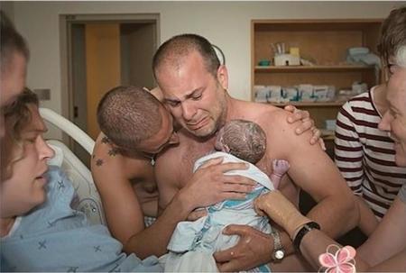Emotivas imágenes de una pareja homosexual con su bebé en brazos por primera vez
