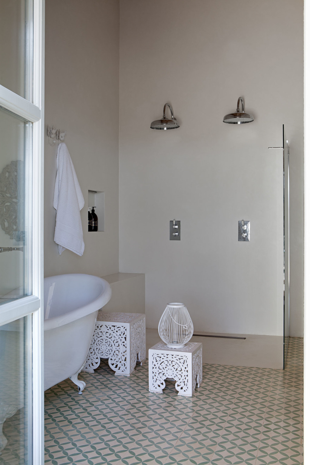 Baños de microcemento, baldosas hidráulicas y suelos de piedra natural