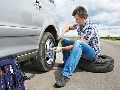 Las herramientas que no pueden faltar en un maletero de un coche