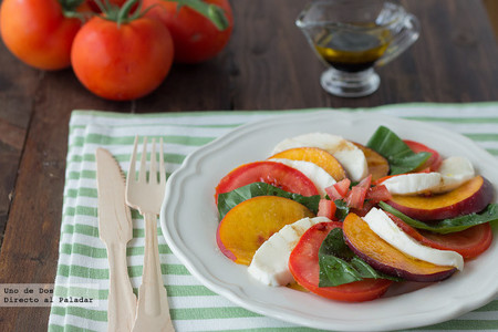 Ensalada Caprese con melocotón. Receta