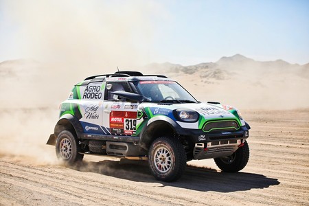 ¡Bombazo en el Dakar! El lituano Vaidotas Zala gana, Carlos Sainz remonta y Fernando Alonso cede quince minutos