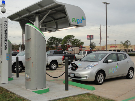 Los puntos de recarga estimulan las ventas: el caso del Nissan Leaf en Estados Unidos