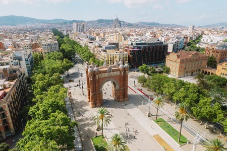 Vista aérea do horizonte urbano de Barcelona e do Arco do Triunfo.