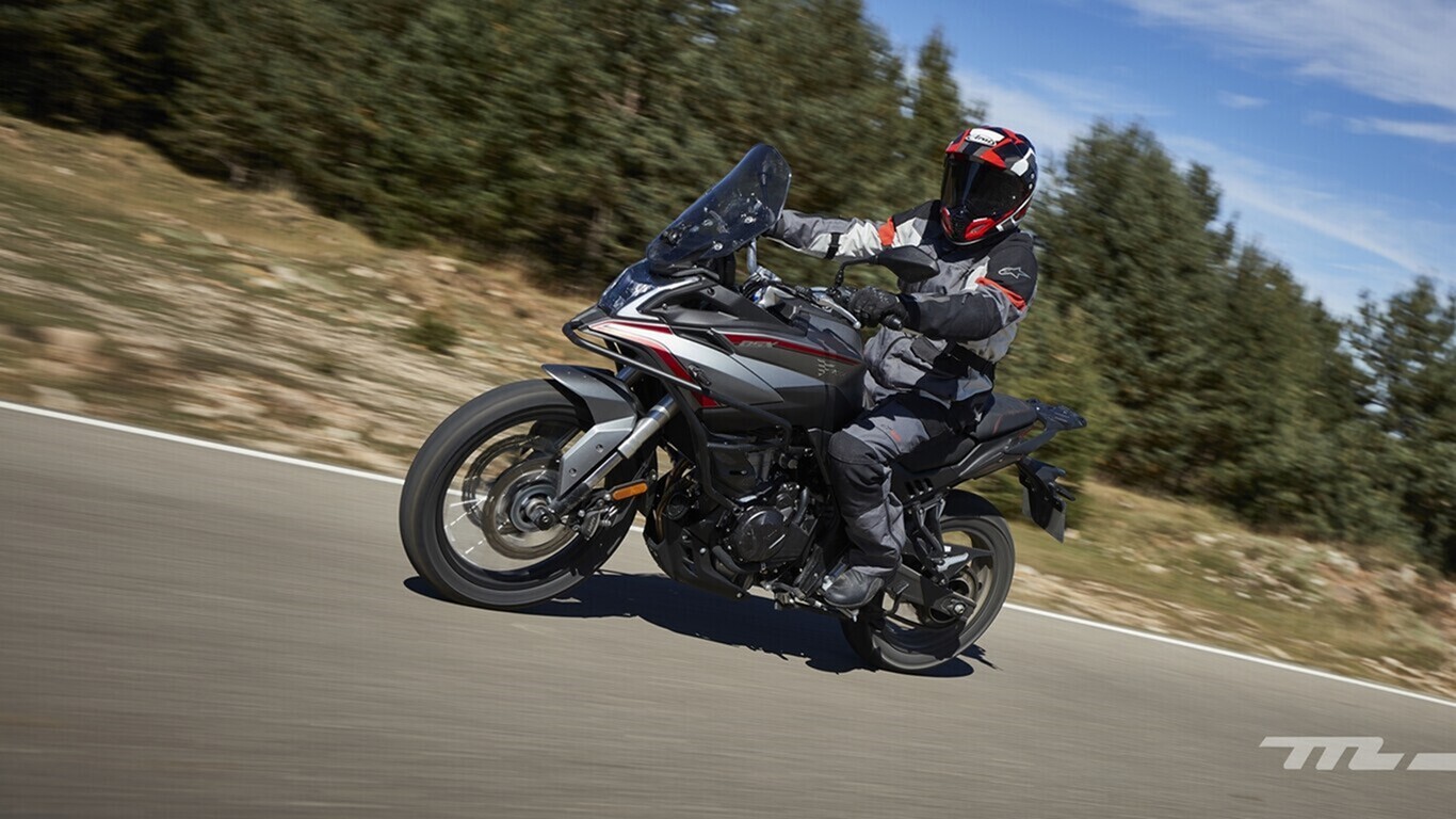 En plena ola de calor también montamos en moto: cómo hacer que las rutas de verano no sean un infierno 