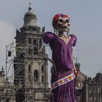CDMX montó una catrina gigante en el Zócalo. Ganó el Récord Guinness a la figura de cartonería más grande del mundo  