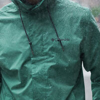 Columbia vende por menos de 37 euros la chaqueta que resiste al agua y apenas ocupa espacio en el armario 