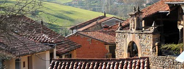 El pueblo de Cantabria donde se rodó 'La bola negra': menos de 20 vecinos y una iglesia románica junto al Camino Lebaniego 