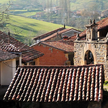 El pueblo de Cantabria donde se rodó 'La bola negra': menos de 20 vecinos y una iglesia románica junto al Camino Lebaniego 