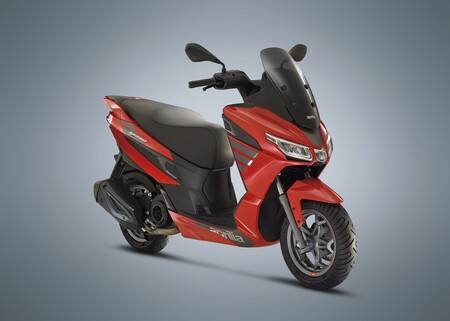 La Aprilia SXR 50 se estrena como un ciclomotor de estilo GT con suelo plano y un precio de 2.270 euros