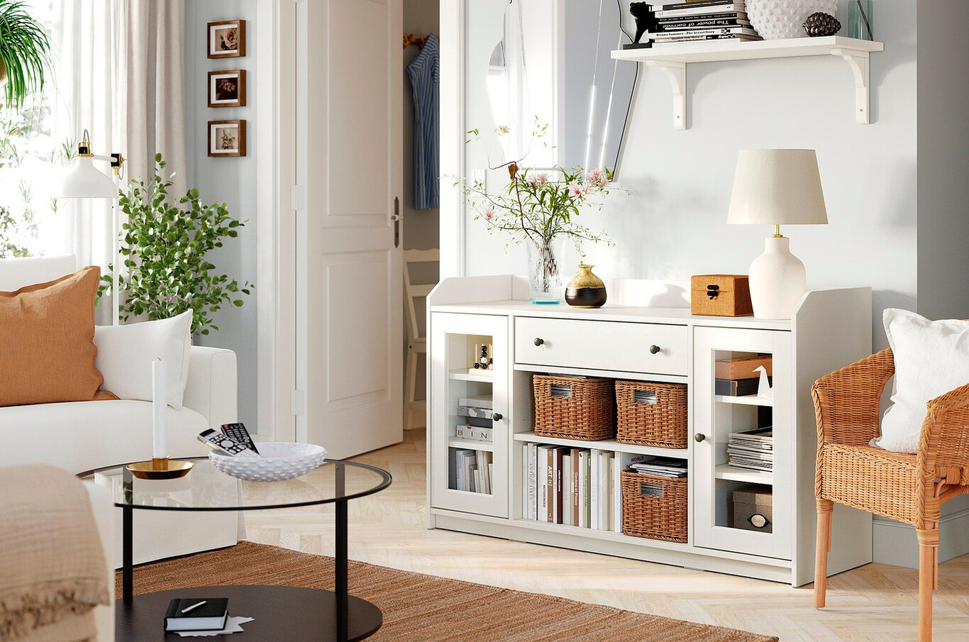 Aparador HAUGA de Ikea en color blanco con puertas de cristal y cajón inferior