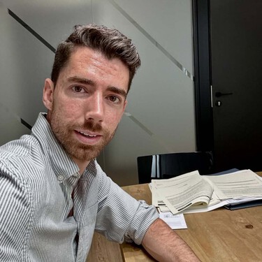 Un joven de 30 años dice que se ha comprado ocho pisos trabajando de lunes a viernes, y un economista le dice que no sea vende-motos