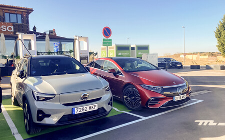 Volvo Ex40 Y Mercedes Eqs Cargando