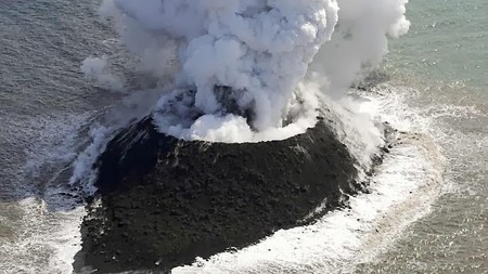 Imagen de la nueva isla que ha emergido a 1.000 kilómetros de Tokio