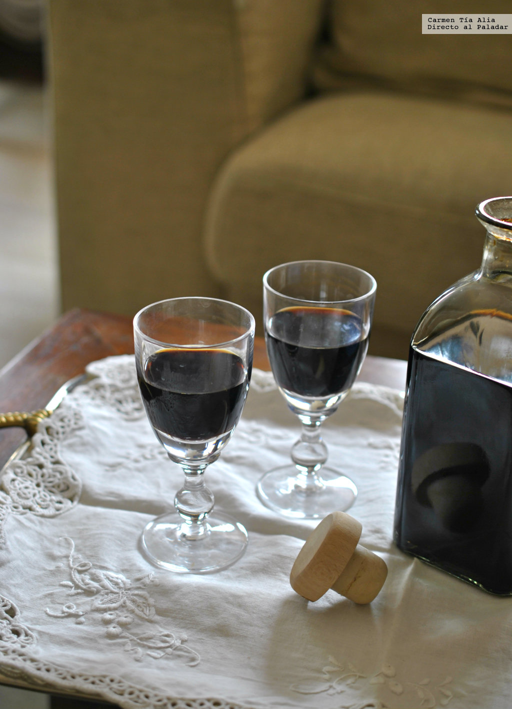 Licor de café con un toque de chocolate. Receta de cocina fácil