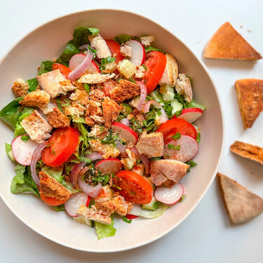 Fattush, receta fácil de la típica ensalada libanesa, fresca y crujiente